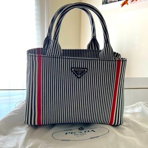New Prada hand bag with shoulderstap, dustbag and authenticity certification!